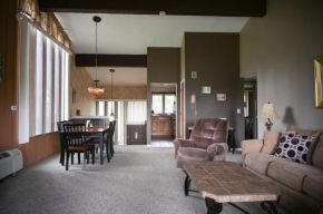 Villa Como at Interlaken - Short Walk to Beach - Pool - Gas Fireplace - Ski at Alpine or Grand Geneva